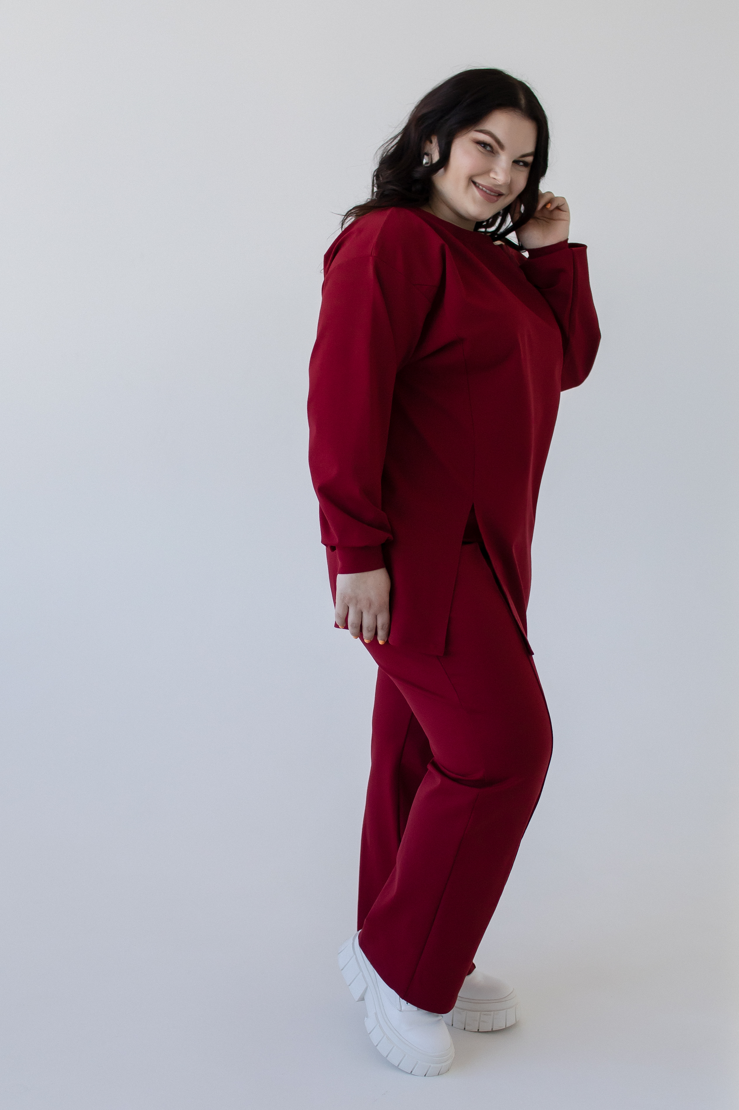 Костюм в спортивном стиле из джерси красного цвета