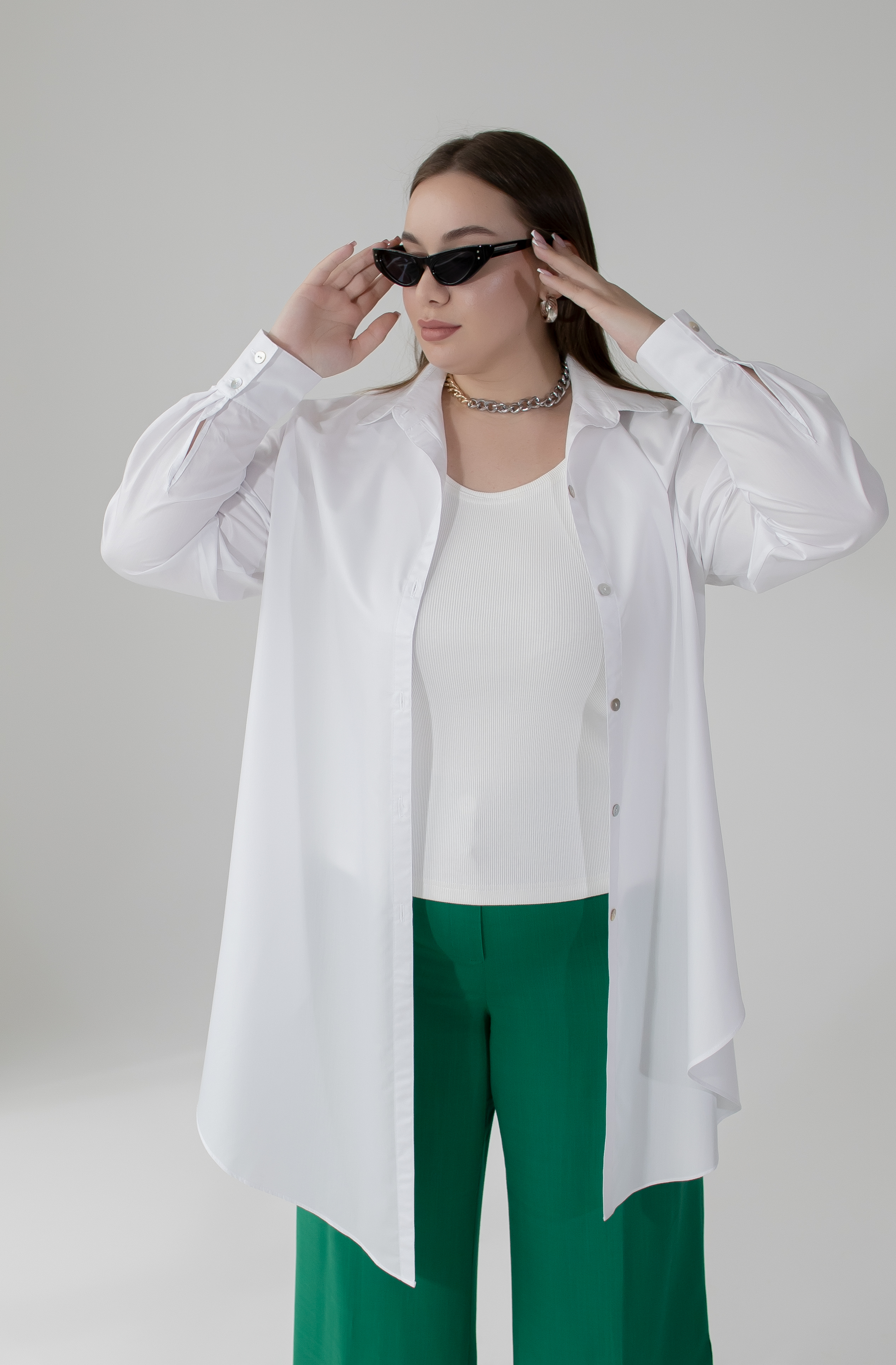 Белая рубашка и зеленые брюки