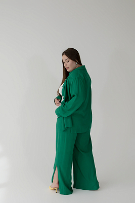 Костюм из рубашки и брюк палаццо с разрезами