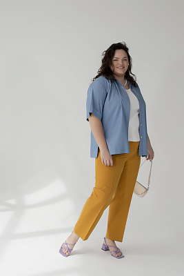 Желтые брюки и голубая рубашка