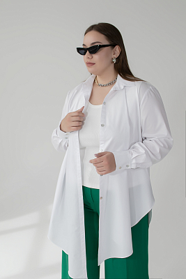 Белая рубашка и зеленые брюки