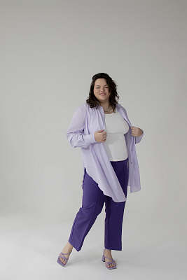 Фиолетовые брюки и асимметричная рубашка
