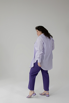 Фиолетовые брюки и асимметричная рубашка